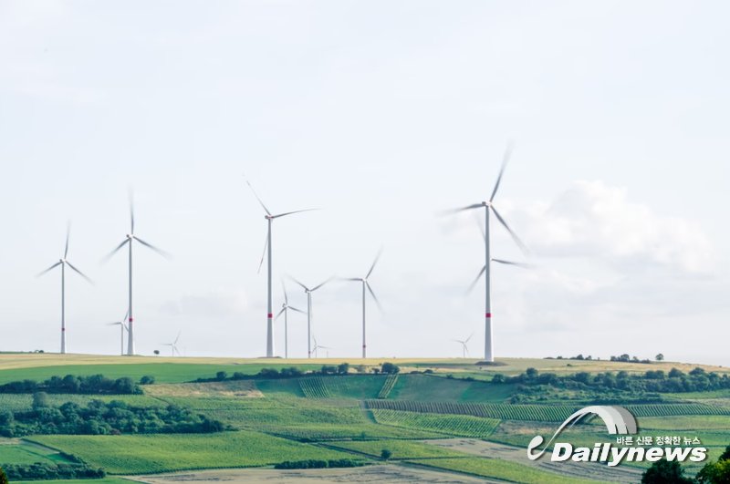 ▲ 국제재생에너지기구(IRENA)가 앞서 10월 21일 `재생에너지와 일자리 2021년 연례보고서`(Renewable Energy and Jobs - Annual Review 2021)란 제목의 보고서를 국제노동기구(ILO)와 공동으로 발표했다. 보고서에 의하면, 코로나19로 인해 초래된 공급망 중단과 지연 등의 문제에도 불구하고 세계 재생에너지 분야에서의 직간접적인 고용은 2019년 1,150만 명에서 2020년 1,200만 명으로 늘어난 것으로 드러났다/사진 Unsplash 제공