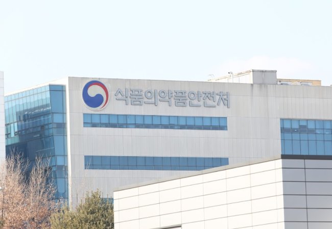 ▲ 식품의약품안전처는 10일 국가출하승인을 받지 않고 의약품을 판매한 휴젤주식회사와 파마리서치바이오의 6개 품목에 대해 품목허가 취소 및 회수 · 폐기 절차에 착수했다. 
