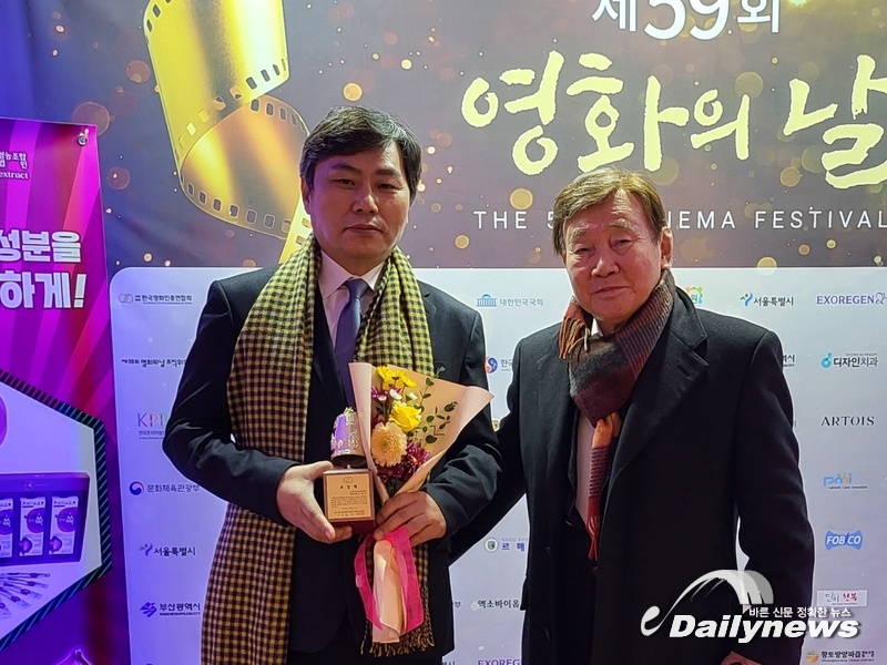 ▲ 충남지회장 배우 이용도와 양택조가 수상 기념 촬영을 하고 있다.