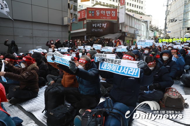 ▲ 전국택배노동조합은 10일 오후 CJ대한통운 본사 앞에서 `CJ대한통운 본사 점거농성 돌입 기자회견`을 열었다.