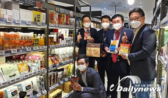 ▲ 롯데백화점 입점된 것을 기념하는 고계곤 군산원협 조합장과 직원들(사진=군산원예농협)