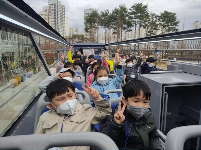 ▲ 버스에 탑승한 어린이들 모습