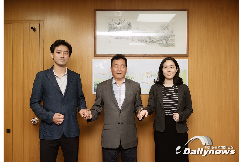 ▲ 왼쪽부터 신다범 상무, 신태성 회장, 신선화 팀장