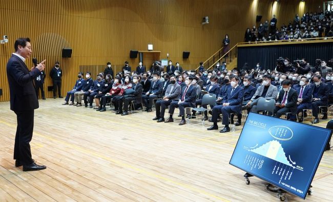 ▲ 오세훈 시장은 4일 오전 10시 서울시청에서 시 본청, 사업소, 투자 · 출연기관 등 직원 450여 명과 함께 `2023 신년 직원조례`를 갖고, `슬기로운 동행‧매력 특별시 서울 만들기`를 주제로 특강했다. 
