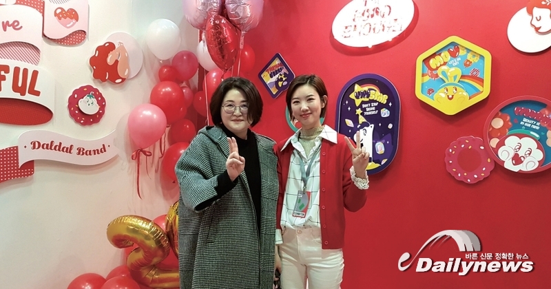 ▲ 제자 디자이너 안윤아와 아트페어에서 