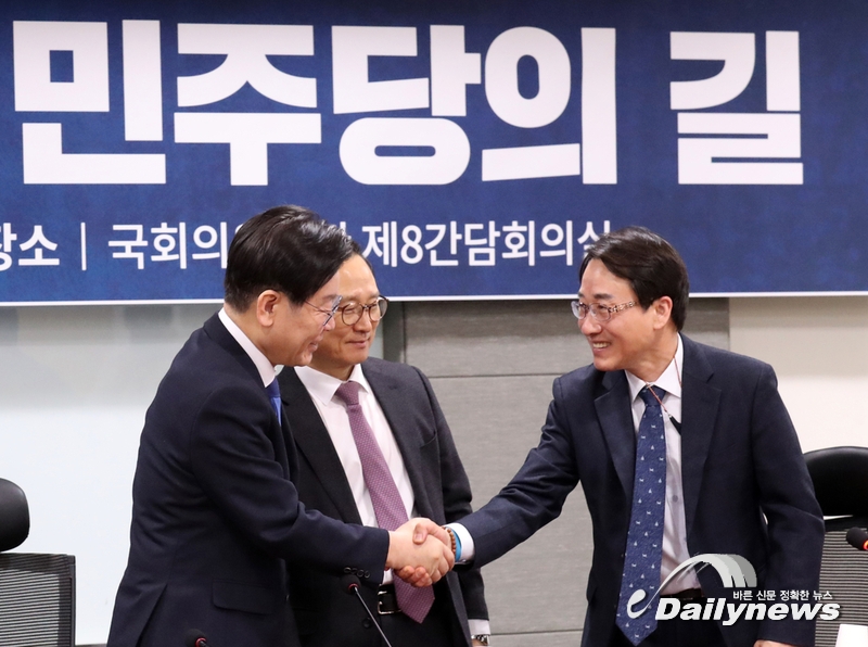 ▲ 이재명 더불어민주당 대표(왼쪽)가 31일 국회 의원회관에서 열린 민주당의 길 1차 토론회에서 이원욱 민주당 의원과 악수하고 있다.