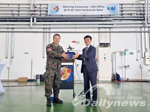 KAI 폴란드 기지사무소 개소식 기념 FA-50 모형 증정 (좌측 르샤르드 고르치사(Ryszard Gorczyca) 부단장, 우측 KAI 이상재 CS센터장) (출쳐=KAI)