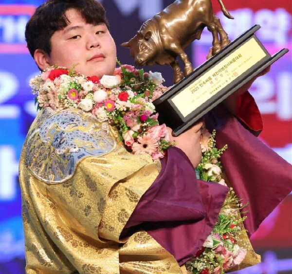 ‘씨름판 신종괴물’ 김민재 독주시대 ...6번째 백두급 평정