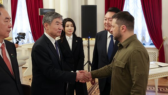지난달 15일 윤석열 대통령의 우크라이나 방문당시 젤렌스키 대통령과 악수하는 모습.(자료 사진=대통령실 제공)