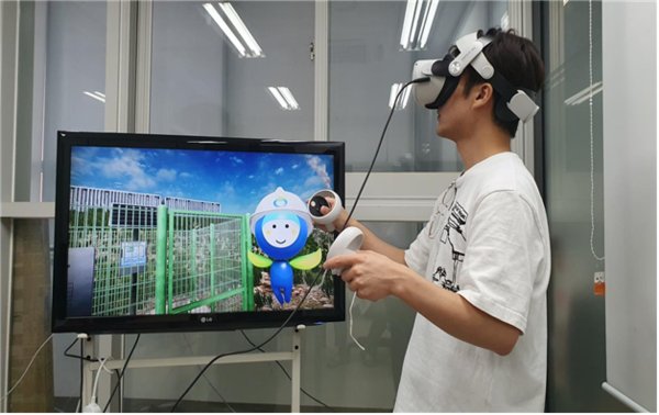 일반 학습자가 한국환경공단이 제작한 청정지하수 가상현실 교육콘텐츠를 직접 체험하고 있다 [사진=환경부]