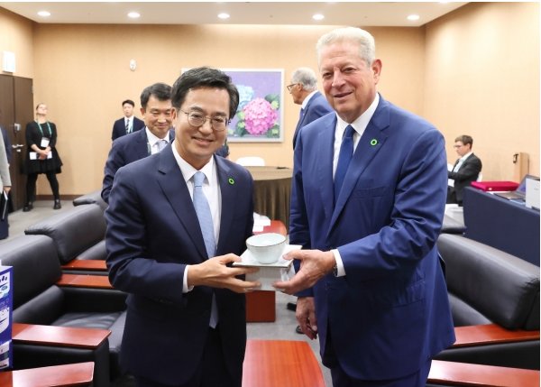 19일 오전 김동연 경기도지사가 킨텍스 제2전시장에서 열린 서울 '클라이밋 리얼리티 리더십 트레이닝'에 참석한 엘 고어 전  미국 부통령과 선물을 교환 하고 있다.(자료=경기도청 제공)