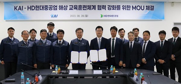 협약식에는 KAI 김지홍 미래융합기술원 원장과 HD현대중공업 주원호 특수선사업부 본부장을 비롯한 양사 주요 관계자가 참석했다. (사진=KAI제공)