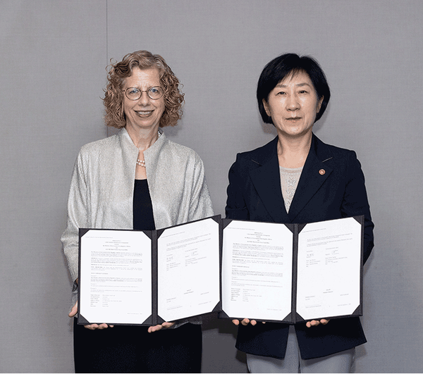 한화진 환경부 장관이 1일 오전 서울 여의도 글래드호텔에서 잉거 안데르센(Inger Andersen) 유엔환경계획(UNEP) 사무총장을 만나 양자면담을 가진 뒤 녹색경제이행파트너십 '24년 약정서에 서명을 하고 기념촬영을 하고 있다.(사진=환경부 제공)