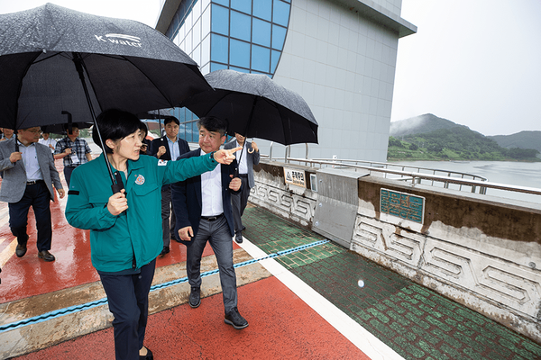 한화진 환경부 장관이 지난달 9일 오후 한국수자원공사 영주댐지사에서 태풍 '카눈' 북상에 따른 댐 운영현황과 대비 상황을 점검하고 있다.(사진=환경부 제공)