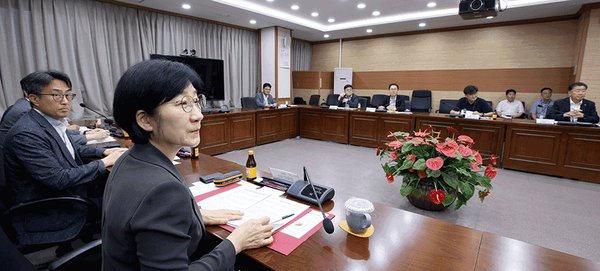 한화진 환경부 장관이 6일 오전 서울 서초구 한강홍수통제소에서 기후변화 대비 댐 전문가 간담회를 주재하고 참석자들과 함께 환경부가 추진할 댐 건설 관련 의견을 나누고 있다.(사진=환경부 제공)