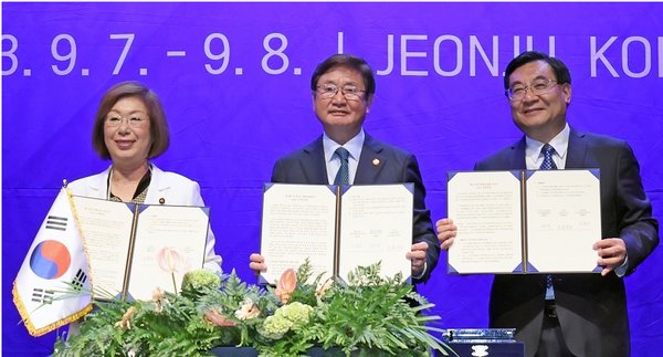 박보균 문화체육관광부 장관(가운데)이 8일 전북 전주시 국립무형유산원에서 열린 제14회 한·중·일 문화 장관 회의에서 일본 문부과학대신(왼쪽)과 후허핑 중국 문화여유부장(오른쪽)과 함께 전주 선언문을 들고 기념 촬영을 하고 있다. (사진=문화체육관광부 제공)