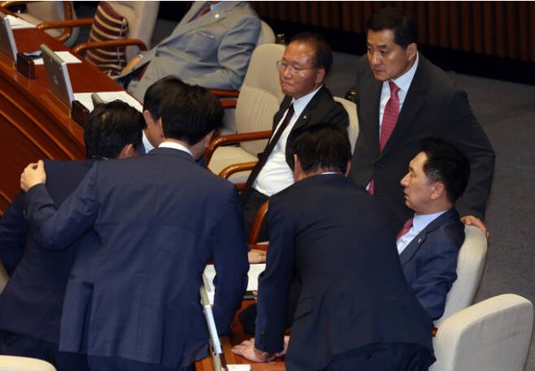 더불어민주당 이재명 대표의 체포동의안이 가결된 21일 국회 본회의에서 국민의힘 김기현 대표 등 수뇌부들이 구수회의중이다.(사진=국회 자료)