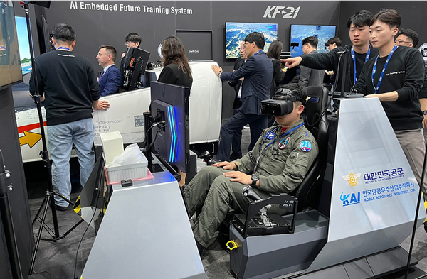 IPS/시뮬레이터 Zone에는 VR 고글을 활용한 KF-21 정비체험과 KF-21, FA-50 조종체험 등 첨단 4차 산업혁명 기술이 적용된 미래형 훈련체계를 직접 체험할 수 있다.(사진=KAI제공)