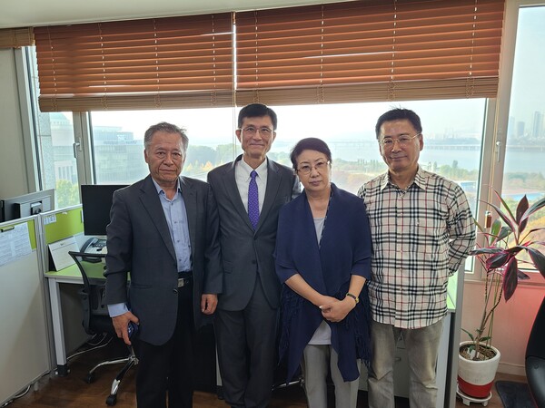 데일리 뉴스를 방문하고 있는 미국 USAKO 그룹 한고 대표(좌측에서 두번째)와 데일리뉴스 정하연  대표(우측에서 두번째).(사진=데일리뉴스)