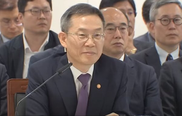 과기정통부 이종호 장관이 국정감사에서 의원들의 질의에 답변하고 있다.(사진=데일리뉴스)