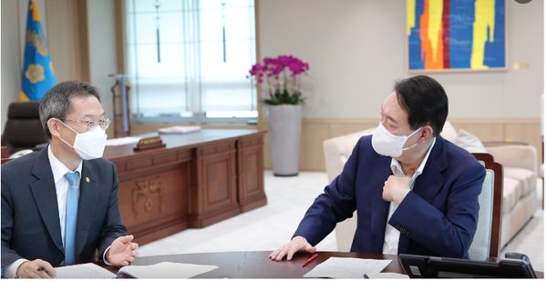 과학기술정보통신부는 지난 8월 내년도 25개 출연연의 주요 사업비(R&D비용)로 8859억원을 편성했다. 올해보다 2989억원(25.2%) 줄어든 수치다. 내년도 주요 사업비는 KASI 308억원(120억원 삭감), KIST 1048억원(288억원 삭감), KISTI 477억원(186억원 삭감)으로 편성됐다. 특히 이 중 국제공동 R&D사업도 포함돼 출연연별 20~30% 예산 일괄삭감 논란이 일고 있다.이종호 과기부 장관(사진 왼쪽)과 윤석열 대통령(사진 오른쪽).(사진= 대통령실)