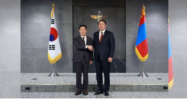 신원식 국방부장관은 20일 사이칸바야르 구르세드(Saikhanbayar Gursed) 몽골 국방부 장관과 국방부 청사에서 만나 양국 간 안보정세 및 국방‧방산 협력에 관한 의견을 교환하였다.(사진=국방부 제공)