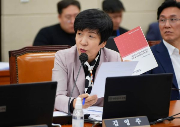 국회부의장 김영주 의원이 최근 받은 자료에 따르면, 최근 4년 동안 실시된 의약품 임상시험에서 사망한 참여자가 1,822명에 달하는 것으로 나타났다. (사진=김영주 의원 인스타그램)