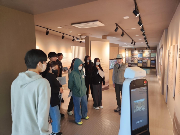 인공지능 해설로봇 '반디'가 덕유산국립공원 탐방안내소에서 학생대상으로 전시관 해설을 하고 있다.(사진=국립공원공단 제공)