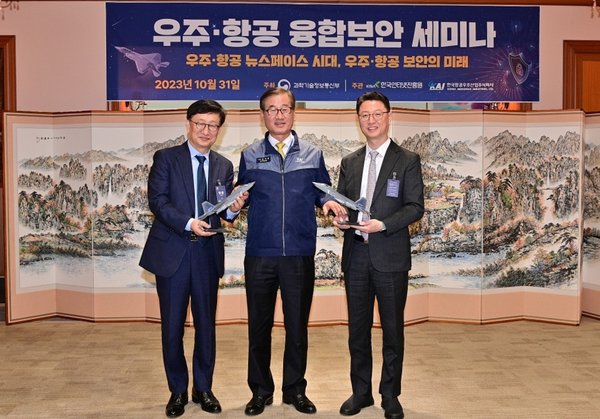4차 산업혁명 핵심 기술을 바탕으로 6세대 전투체계와 민·군 겸용 AAV 개발을 진행 중이며, 위성 플랫폼 확대와 뉴스페이스 시대의 미래 사업도 적극 추진하고 있다.(사진=KAI 제공)