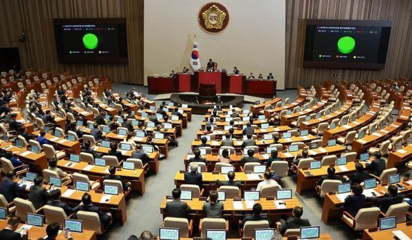 9일 오후 서울 여의도 국회에서 열린 제410회 정기국회 제11차 본회의에서 노동조합 및 노동관계조정법 일부개정법률안이 재적의원 298, 재석 174, 찬성 173, 반대 0, 기권 1로 가결되었다.(사진=국회 제공)