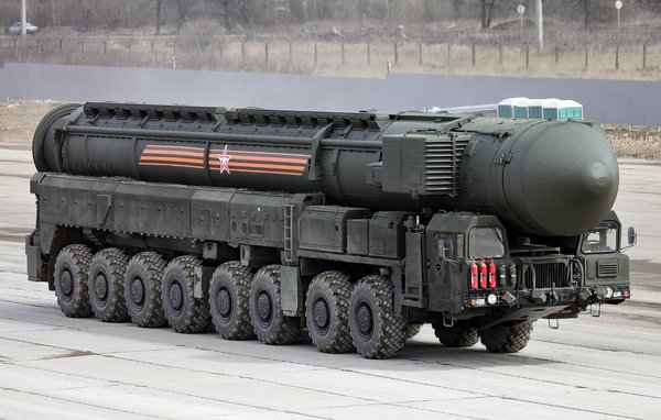 화성-18형의 원조인 RS-24 야르스(РС-24 "Ярс", 토폴-MR, SS-29, SS-27 Mod 2)는 2007년 50여년 가까이 사용한 R-36과 UR-100N을 대체하기 위해 러시아에서 비밀리에 개발한 러시아의 MIRV 대륙간 탄도 미사일이다.