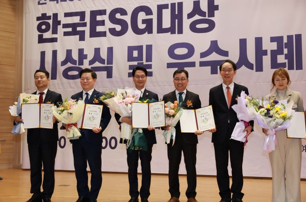 심덕섭 고창군수(왼쪽 세번째)가 26일 한국ESG학회가 주최한 '2023 한국 ESG 대상'에서 지자체 부문 대상을 수상 후 기념촬영을 하고 있다. (사진=고창군 제공)