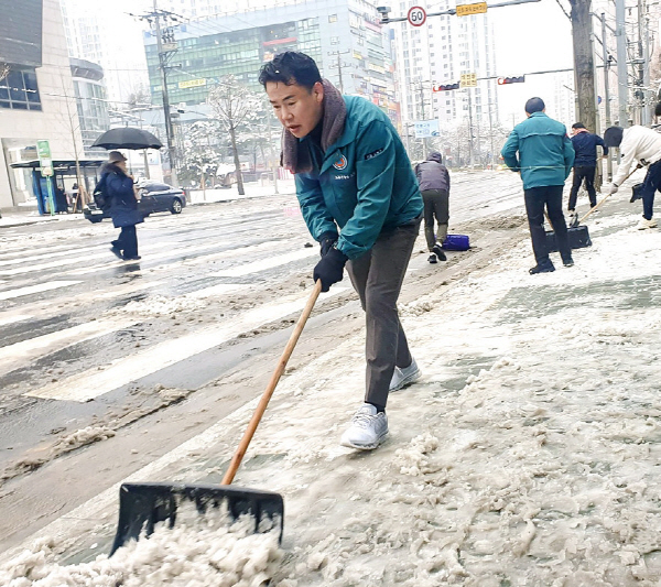 지난폭설에 직원들과 함께 제설작업에 나선 오언석 도봉구청장