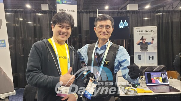 CES 2024에 전시할 제품 리뷰 후 기념촬영을 하고 있는 비햅틱스 곽재원 대표(왼쪽)와 데일리뉴스 고한영 미주 편집장 