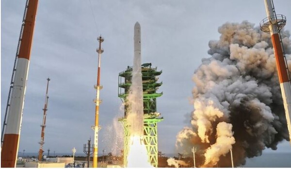 독자 기술로 개발된 한국형 발사체 누리호(KSLV-Ⅱ)가 지난해 5월25일 오후 전남 고흥군 나로우주센터에서 발사대를 떠나 하늘로 떠오르고 있다.