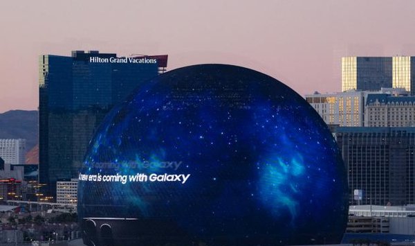 세계 최대 가전·IT 전시회 'CES 2024' 개막을 하루 앞두고 미국 네바다주 라스베이거스 스피어에 상영된 삼성전자의 갤럭시 S24 언팩 홍보물.