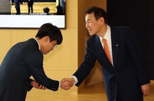 정은보 한국거래소 이사장이 15일 오전 부산 국제금융센터에서 열린 제8대 한국거래소 이사장 취임식에서 직원들과 인사를 나누고 있다. 사진=연합뉴스