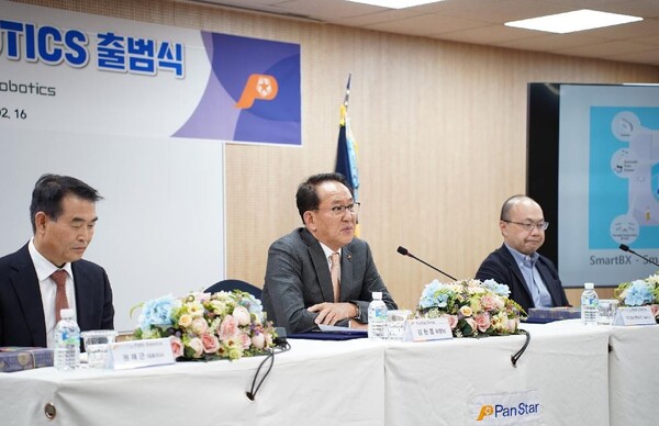 김현겸 팬스타그룹 회장(가운데)이 PSBX로보틱스 출범식에서 기념사를 하고 있다. 사진=팬스타그룹