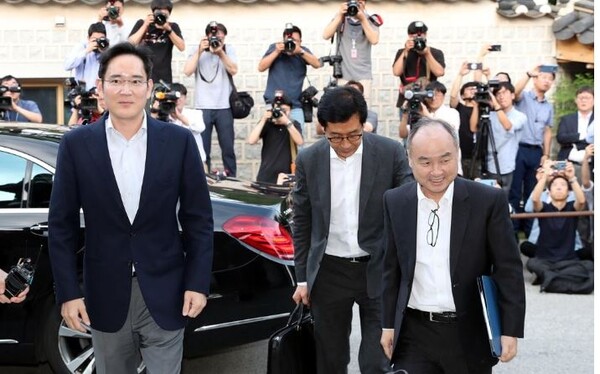 2019년 당시 만찬장 들어가는 이재용과 손정의. 사진=연합뉴스