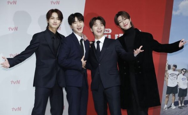 세븐틴(Seventeen)의 퍼포먼스 유닛 준(왼쪽부터), 호시, 디노, 디에잇이 지난달 3일 서울 강남구 엘리에나호텔에서 열린 tvN 예능 '나나투어 with 세븐틴' 제작발표회에서 포즈를 취하고 있다. 사진=뉴스1