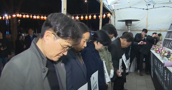 녹색정의당은 0시에 맞춰 서울 이태원 해밀턴 호텔 옆 골목의 이태원 참사 현장을 방문한 뒤 서울시청 합동분향소에서 헌화를하고 있다.