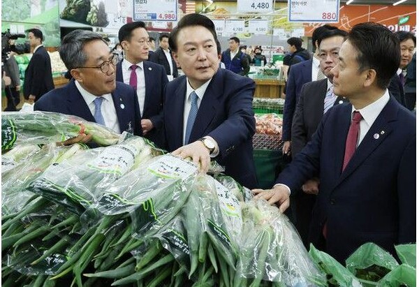 윤석열 대통령이 하나로마트 양제점의 채소코너에서 농산물 물가 상황을 점검하고 있다. 사진=연합뉴스