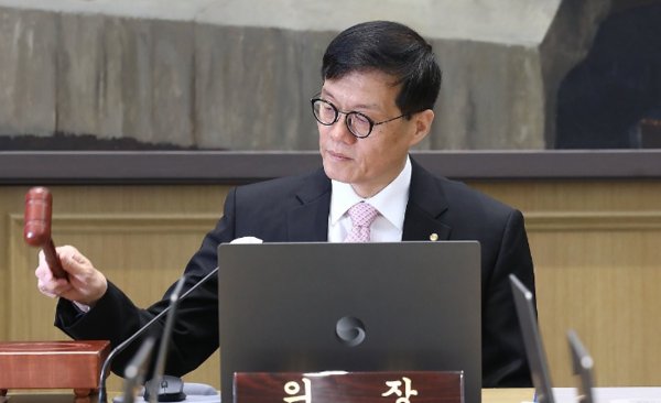 이창용 한국은행 총재가 12일 서울 중구 한국은행에서 열린 금융통화위원회 통화정책방향 결정회의에서 의사봉을 두드리고 있다. 사진=공동취재단