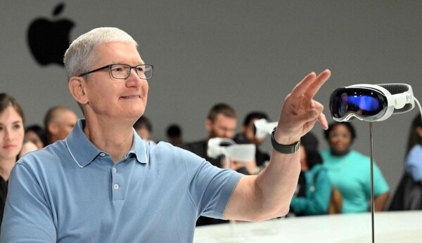 팀 쿡 애플 최고경영자(CEO)가 작년 6월 애플세계개발자회의(WWDC)에서 MR헤드셋 '비전프로'를 공개하고 있다. 사진=연합뉴스