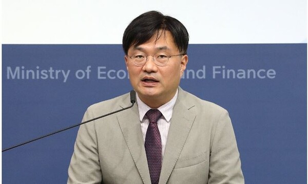 기획재정부 김귀범 경제분석과장이 17일 오전 정부세종청사에서 2024년 5월 최근 경제동향을 설명하고 있다. 사진=연합뉴스