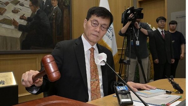 이창용 한국은행 총재가 23일 서울 중구 한국은행에서 열린 금융통화위원회에서 의사봉을 두드리고 있다. 사진=공동취재단