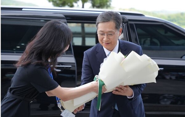 우주항공청 청사로 첫 출근하는 윤영빈 우주항공청장이 꽃다발을 받고 있다. 사진=우주항공청 제공