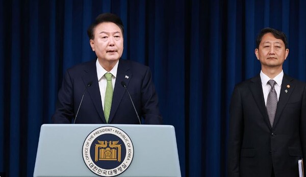 윤석열 대통령이 3일 오전 서울 용산 대통령실 청사에서 열린 브리핑에서 포항 앞바다에 대규모 가스와 석유 매장 가능성이 높다고 발혔다. 사진 오른쪽은 안덕근 산업통상자원부 장관.
