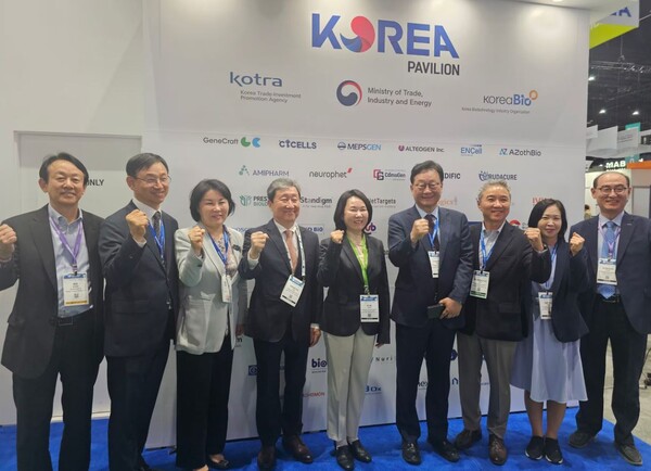 미국 샌디에이고에서 열린 바이오USA를 방문한 왕윤종 국가안보실 제3차장(오른쪽 네번째)과 최선 대통령실 첨단바이오비서관(오른쪽 다섯번째). 사진=공동취재단