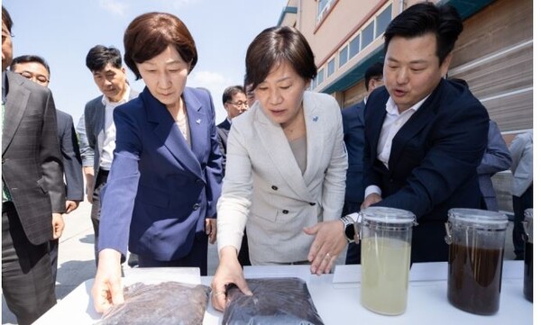 한화진 환경부장관이 31일 충남 논산시 소재 논산계룡축협자연순환농업센터에서 생산시설 시찰을 하고 있다. 사진=환경부
